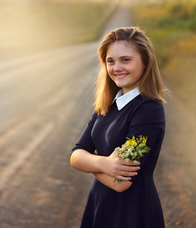 Юная девушка в лучах закатного солнца - Катерина Павлова