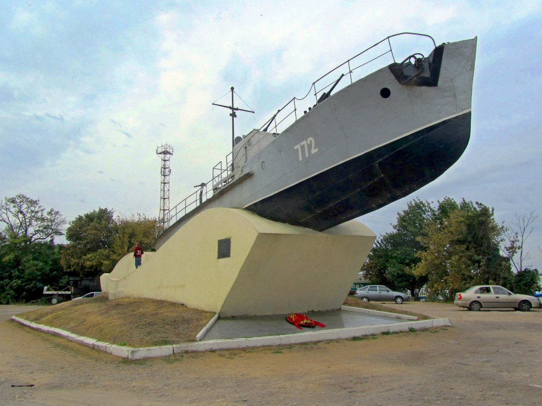 Памятник моряками Азовской военной флотилии - Сергей Карачин