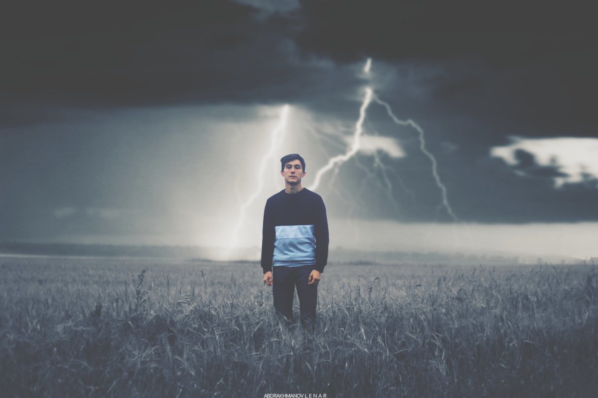 Парень в поле на фоне молнии и грозы - Lenar Abdrakhmanov