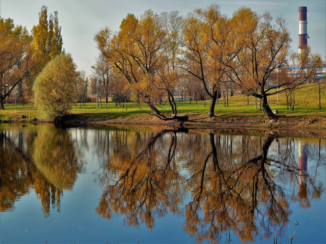 Глубокие отражения осеннего пруда... - Sergey Gordoff