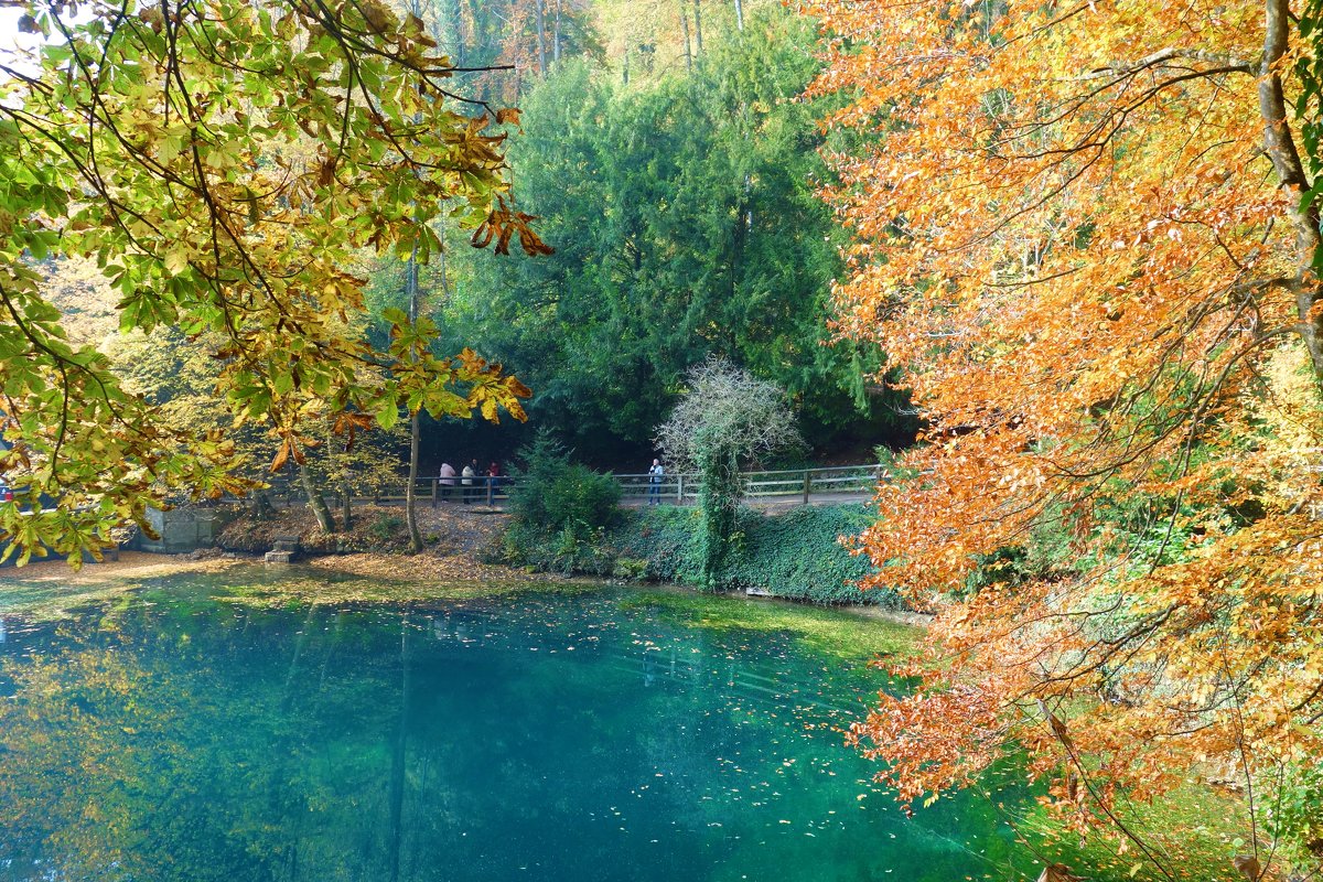 Голубое озеро Blautopf  в городке Blaubeuren в Баден Вюртербурге - источник преданий и легенд... - Galina Dzubina