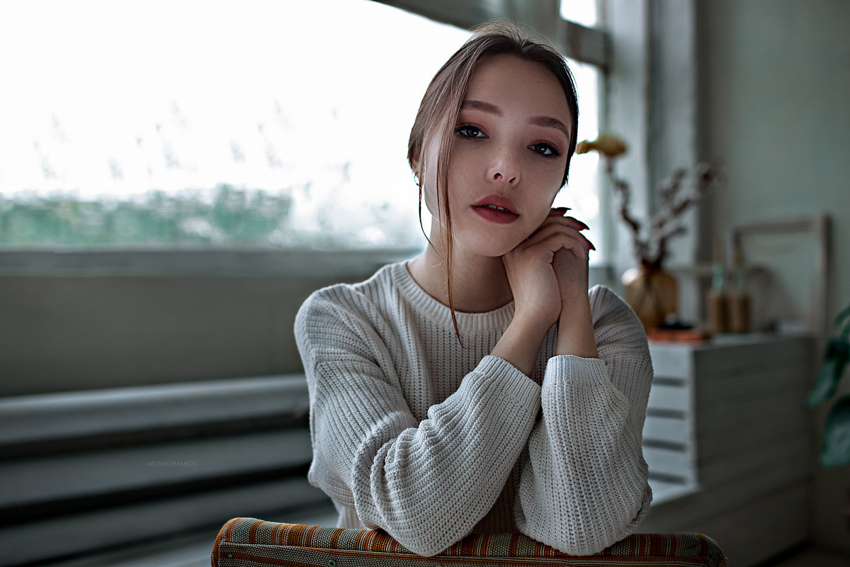 Портрет милой девушки в белой кофте на фоне окна - Lenar Abdrakhmanov