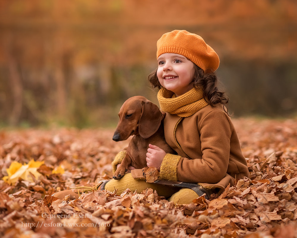 Девочка с собакой осень