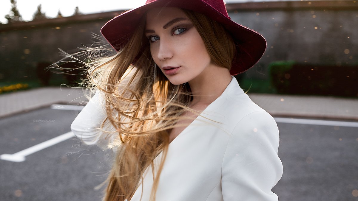 Красивая девушка в шляпе и белом костюме - Lenar Abdrakhmanov