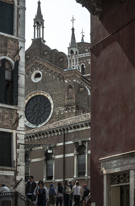 Venezia. Passaggio alla Chiesa di S. Maria Gloriosa dei Frari. - Игорь Олегович Кравченко