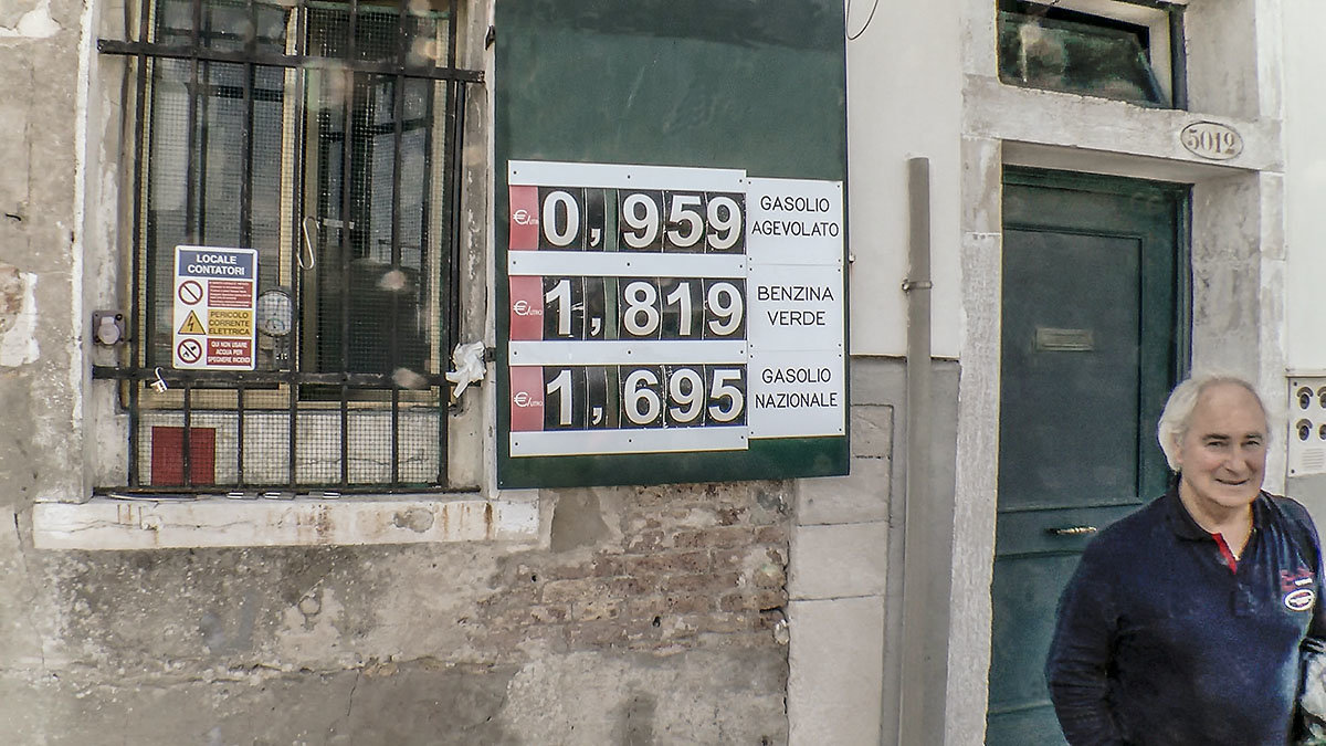 Venezia. Rifornimento di carburante per barche a motore. - Игорь Олегович Кравченко