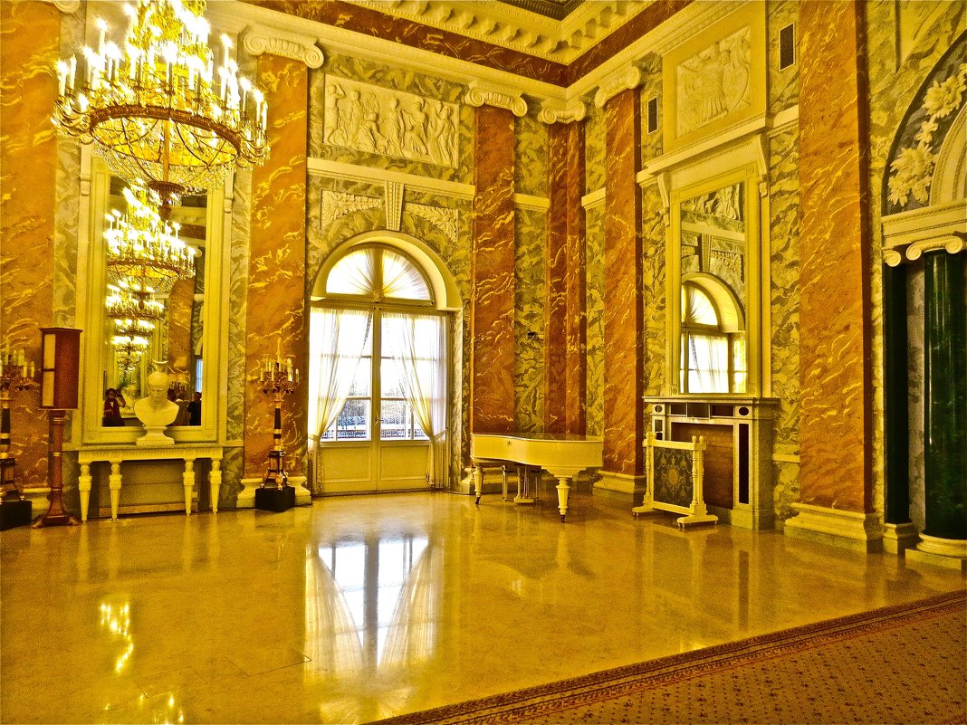 в зале  Константиновского дворца - Елена 