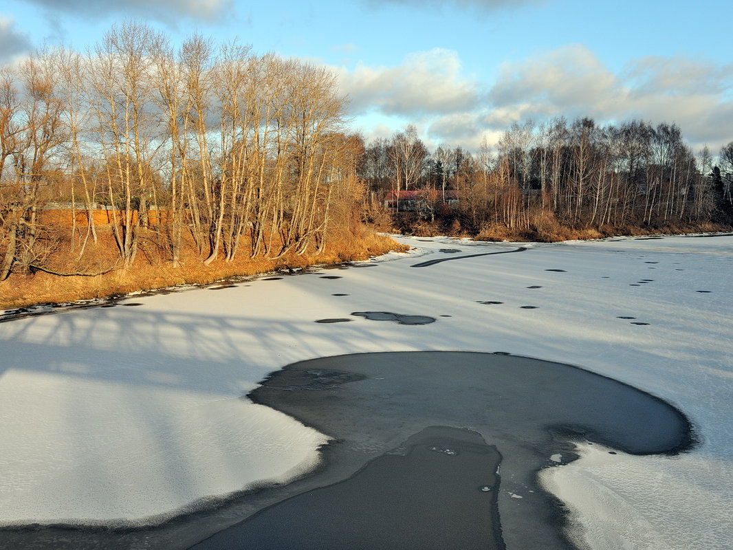 В час заката, в конце ноября на реке Ить возле Ярославля, на реке устанавливается ледяной покров - Николай Белавин