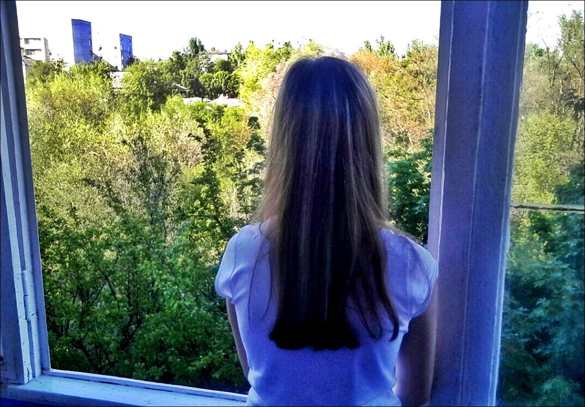 У окна - Нина Корешкова