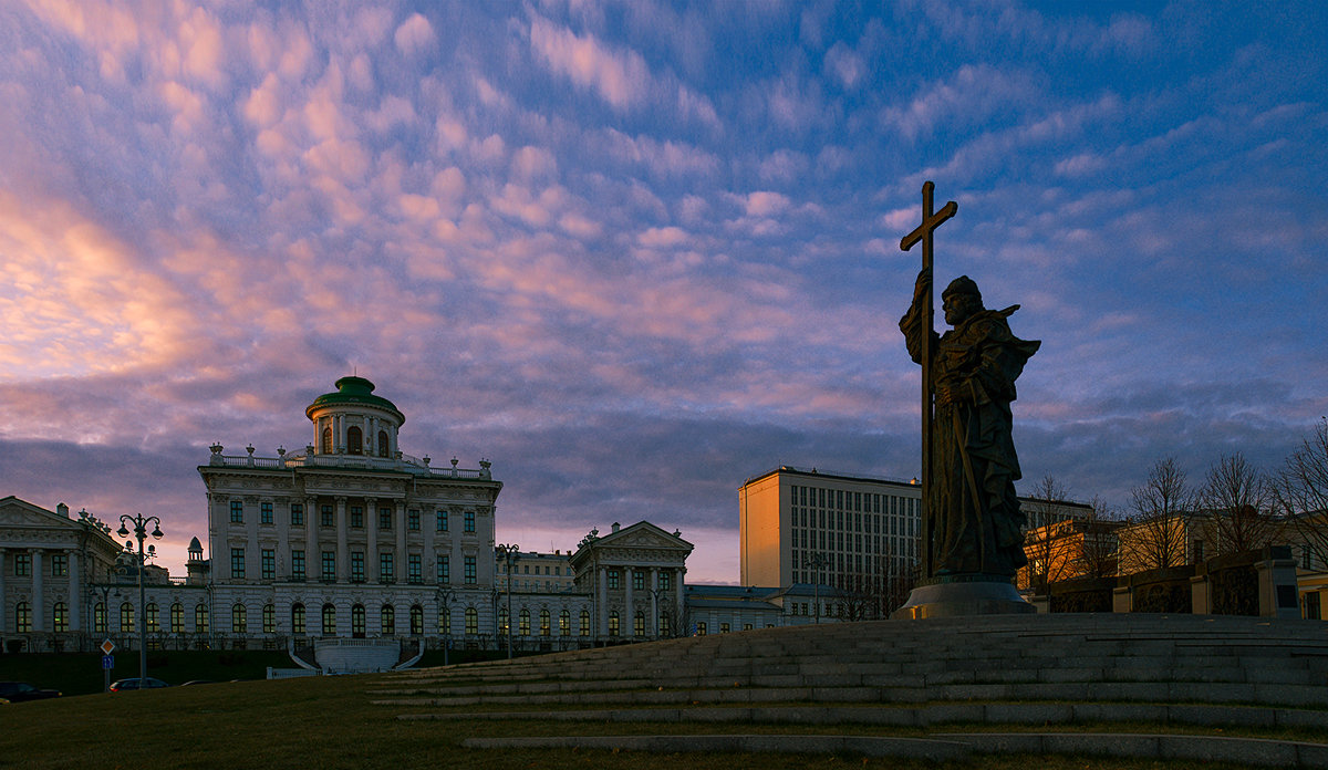 Памятник князю Киевскому Владимиру, вид на дом Пашкова - Михаил Родионов
