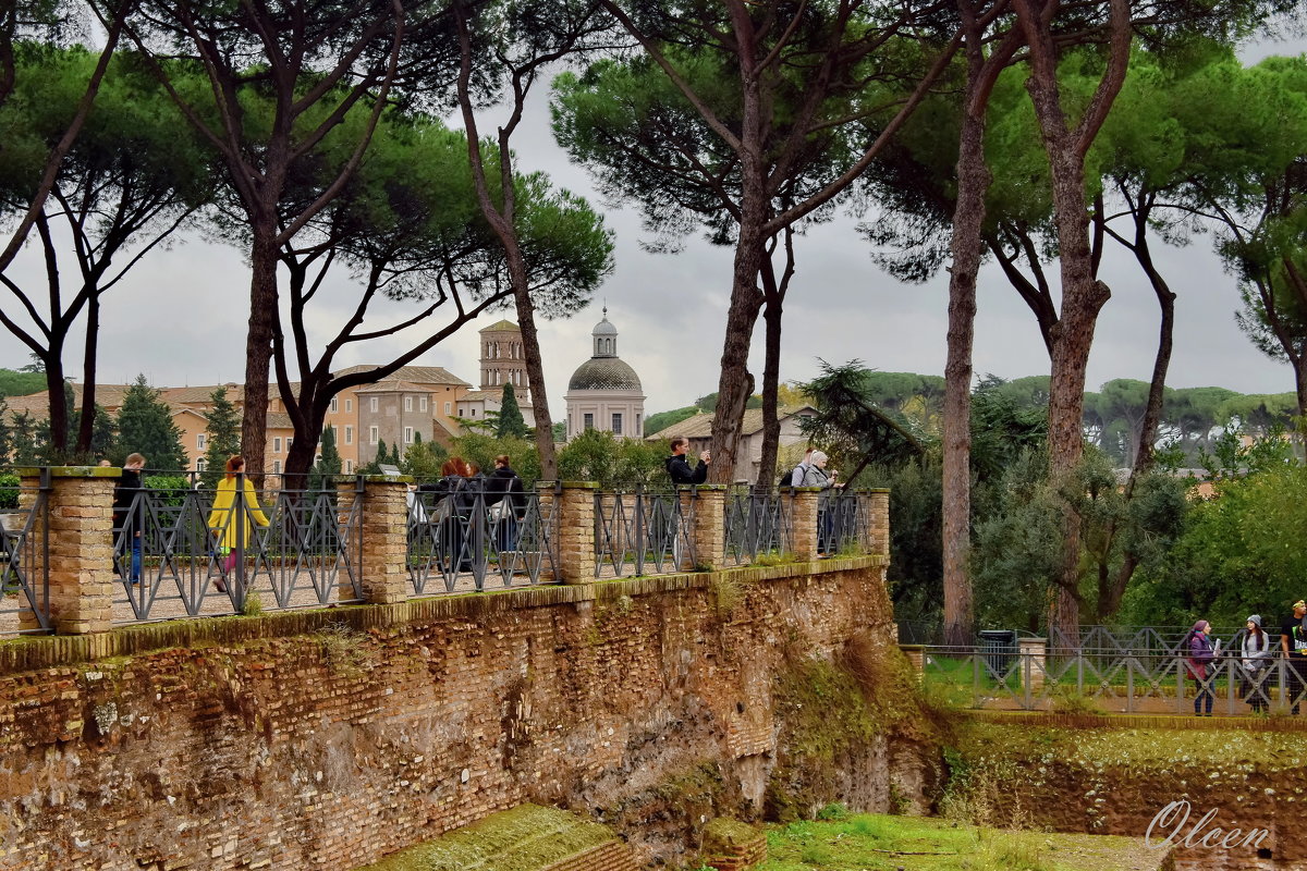 Туристы на развалинах античного Рима - Olcen Len