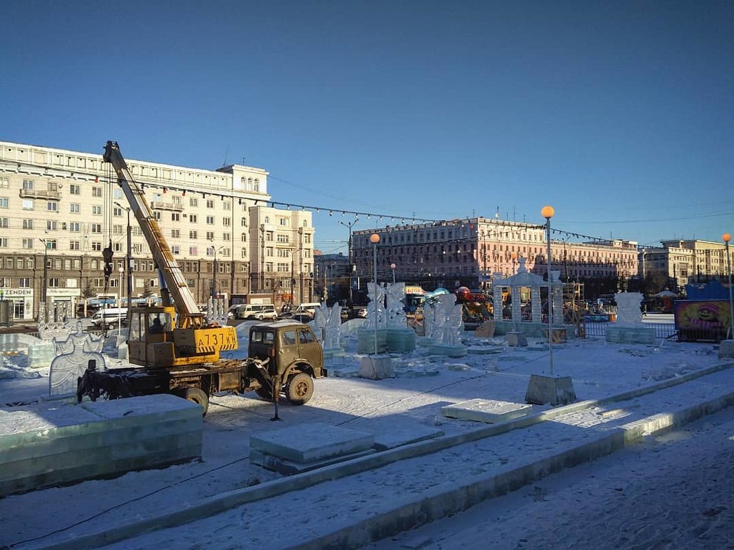 Строительство ледяного городка на Площади Революции - Надежда 