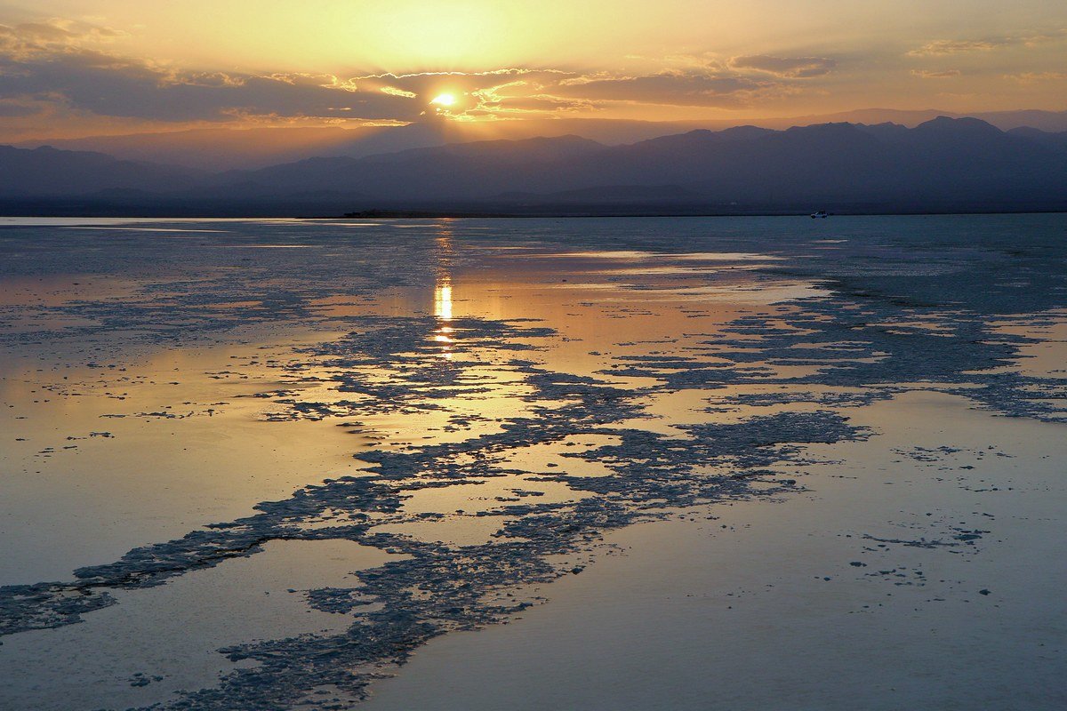 Закат на солёном озере Ассале в Эфиопии - Евгений Печенин