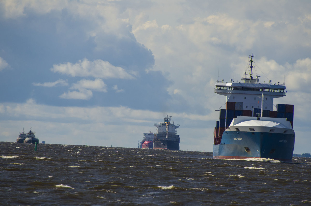 Морским каналом к Питеру идут грузовые суда за товаром - Sergey 