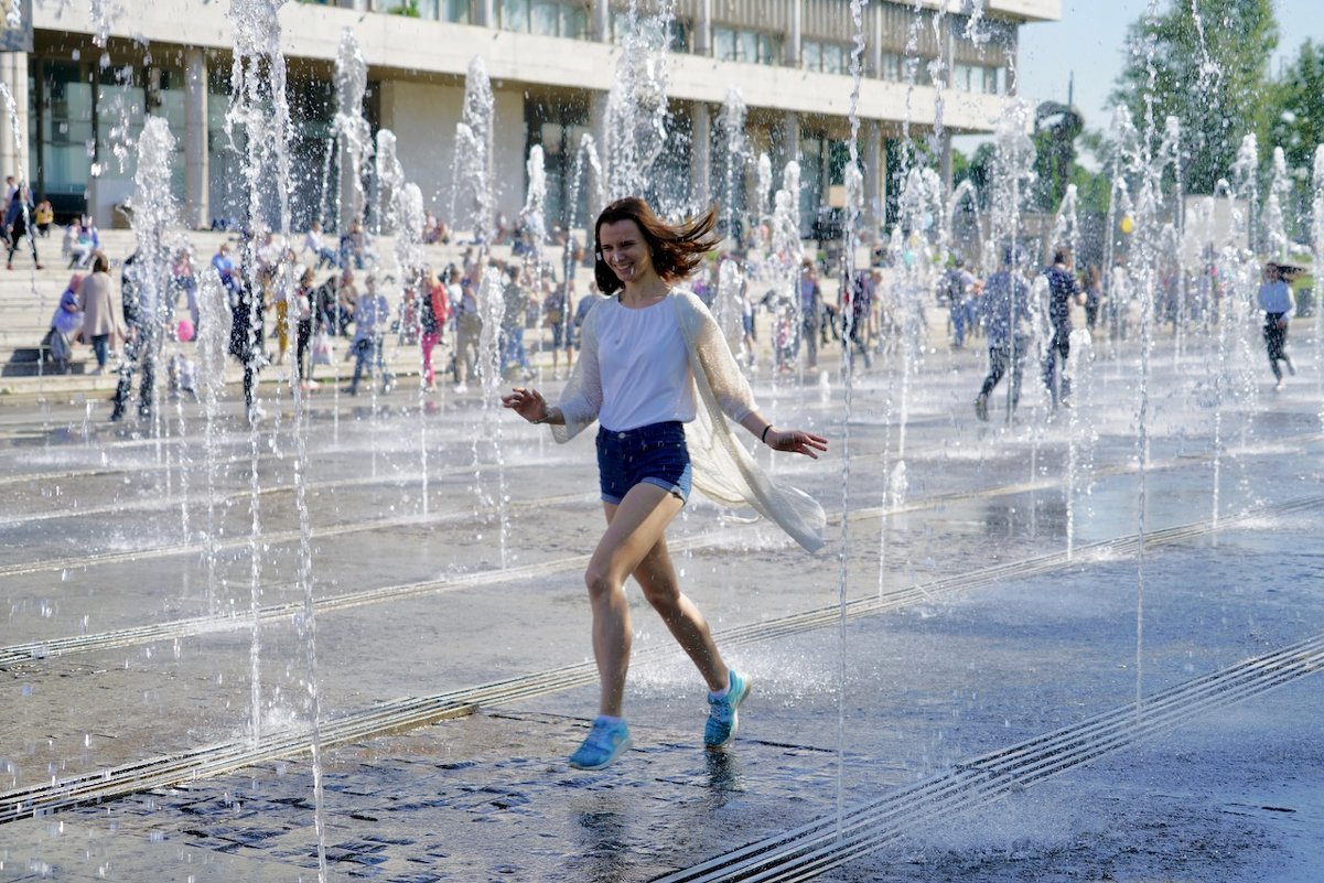 Девушка бегущая в фонтане - Svetlana Shalatonova