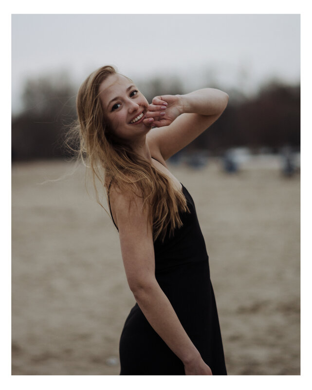 Девушка на песке - Константин Керн