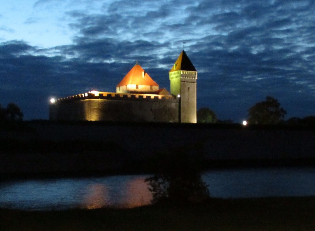 Вечером замок красиво освещен - Елена Павлова (Смолова)