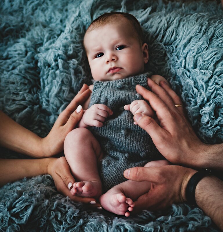 Родные руки всегда согреют и уберегут. - Евгения Невидимова (Чумак)