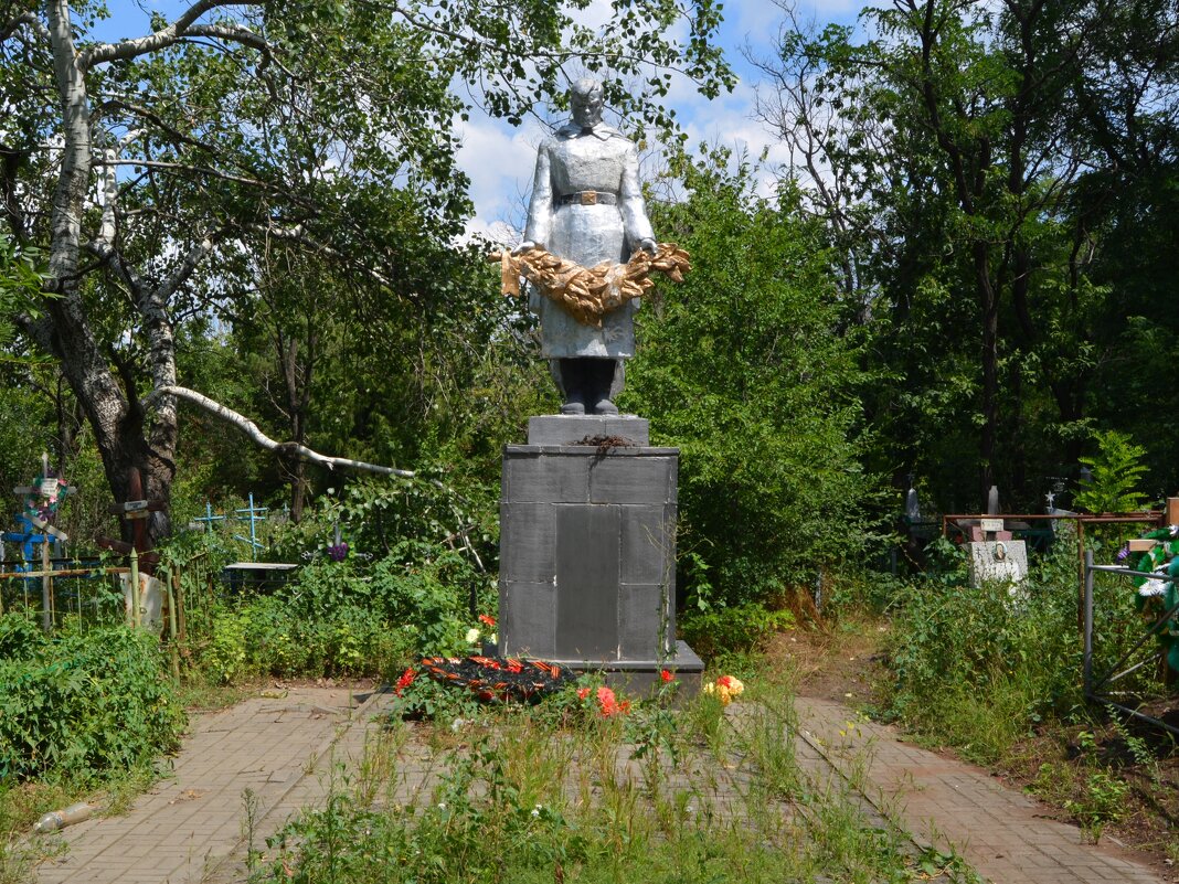 Шахты. Памятник советским воинам, погибшим при освобождении города. - Пётр Чернега