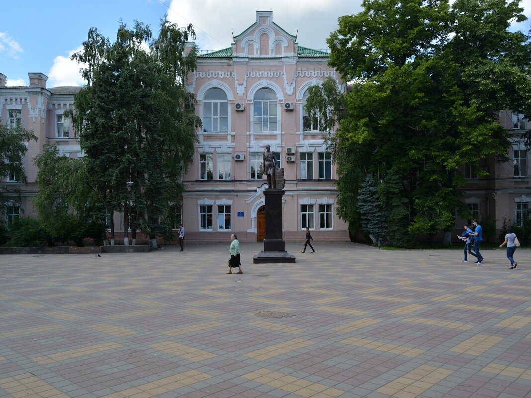 Шахты. Здание Епархиальной мужской церковно-учительской школы. - Пётр Чернега