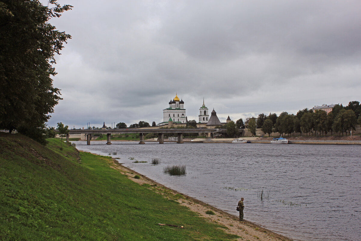 Тучи над городом встали, в воздухе пахнет грозой. Псков - Евгений 