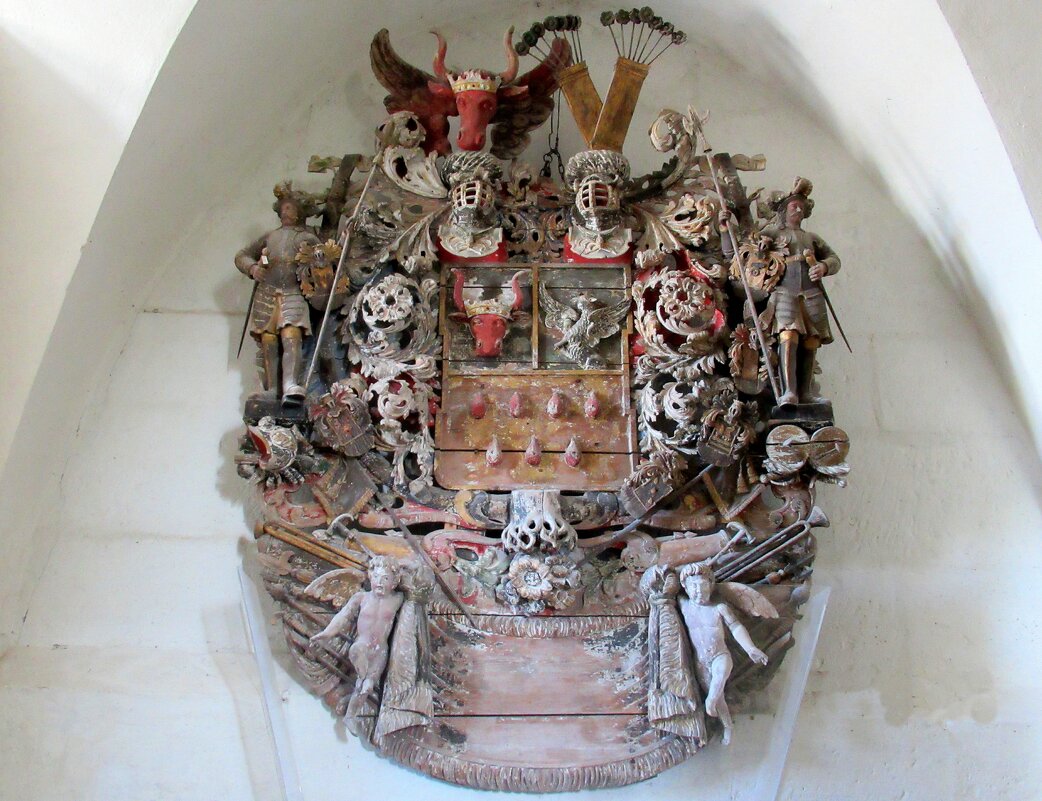 В епископских покоях потрясающе красивые деревянные гербы на стенах - Елена Павлова (Смолова)