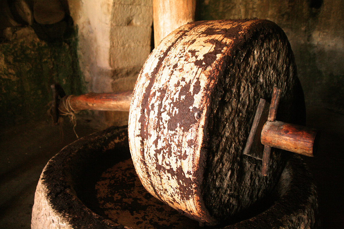 Назаретская деревня 1 века.    давильня оливкового масла на ослином приводе - сашка ярмарков