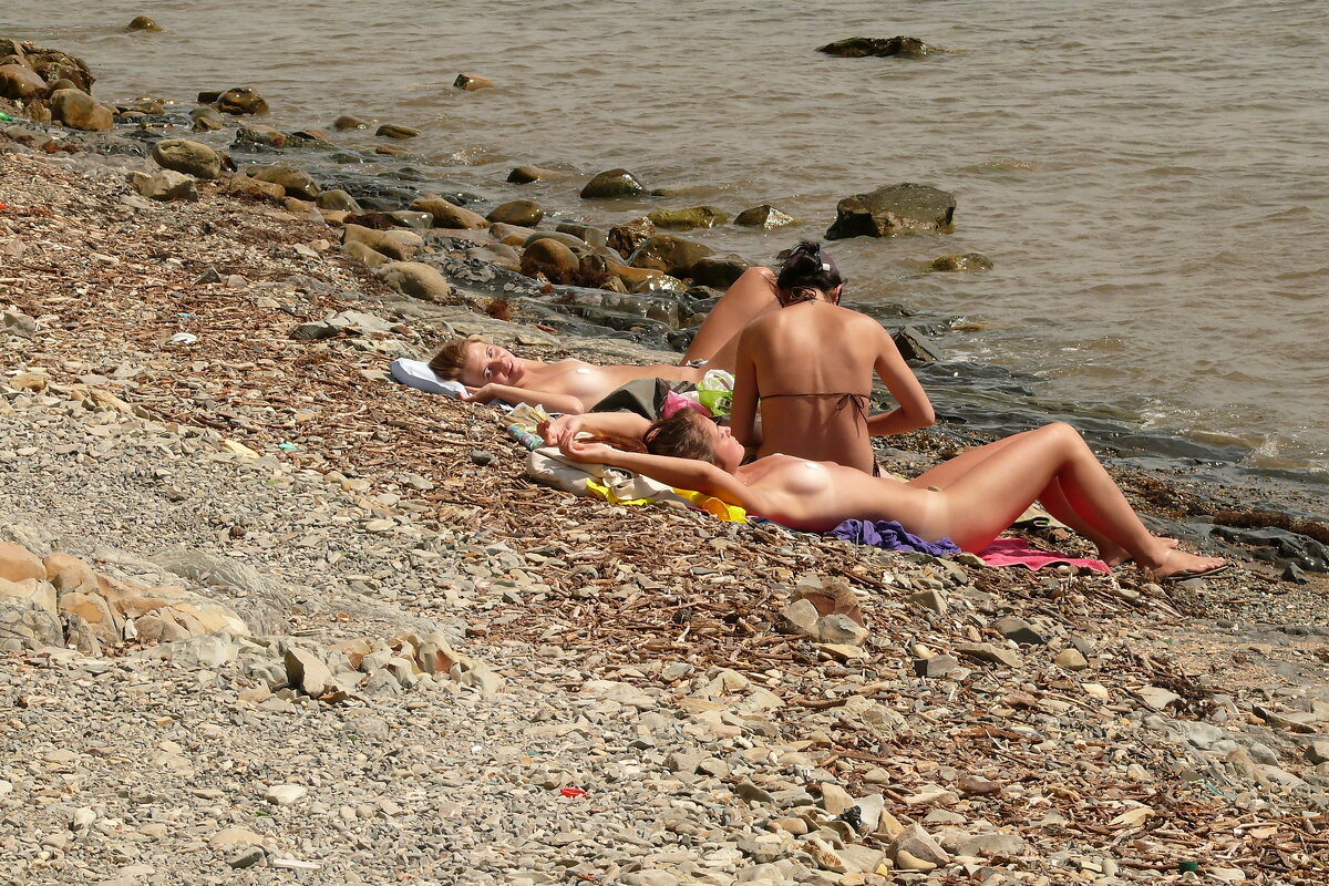 Девочки загорают голышом на диком пляже. Соседки по пляжу - Shurix Neo