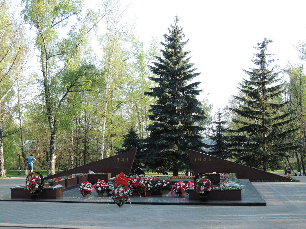 Мемориал памяти погибшим в ВОВ. Дзержинский (город)Сквер Победы - Александр Качалин