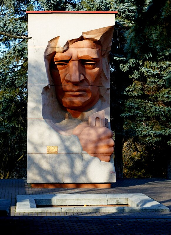 Памятник с вечным Огнём Славы - Евгений БРИГ и невич