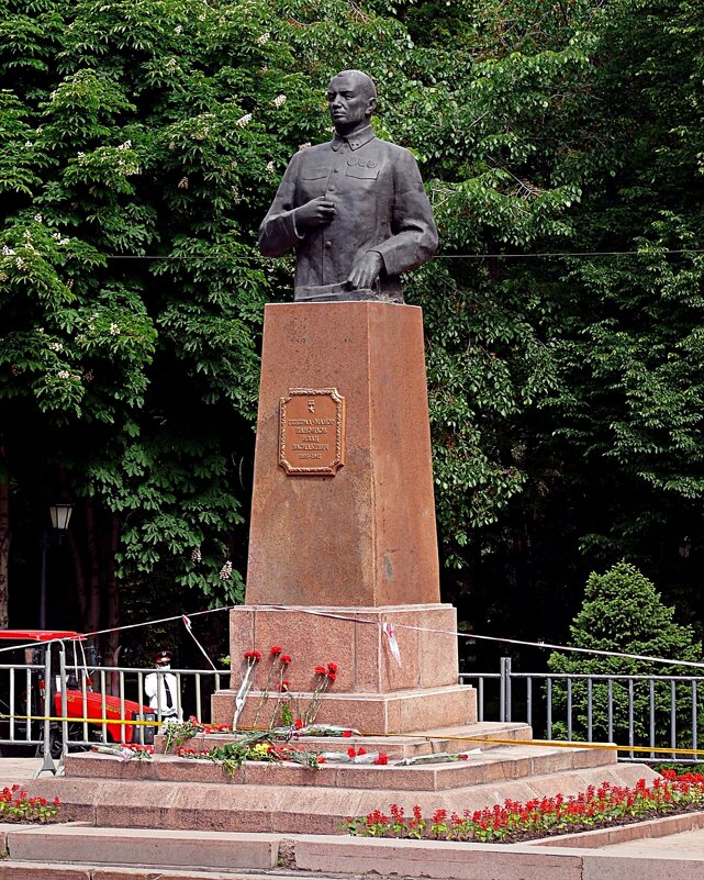 Памятник И.В. Панфилову - Асылбек Айманов