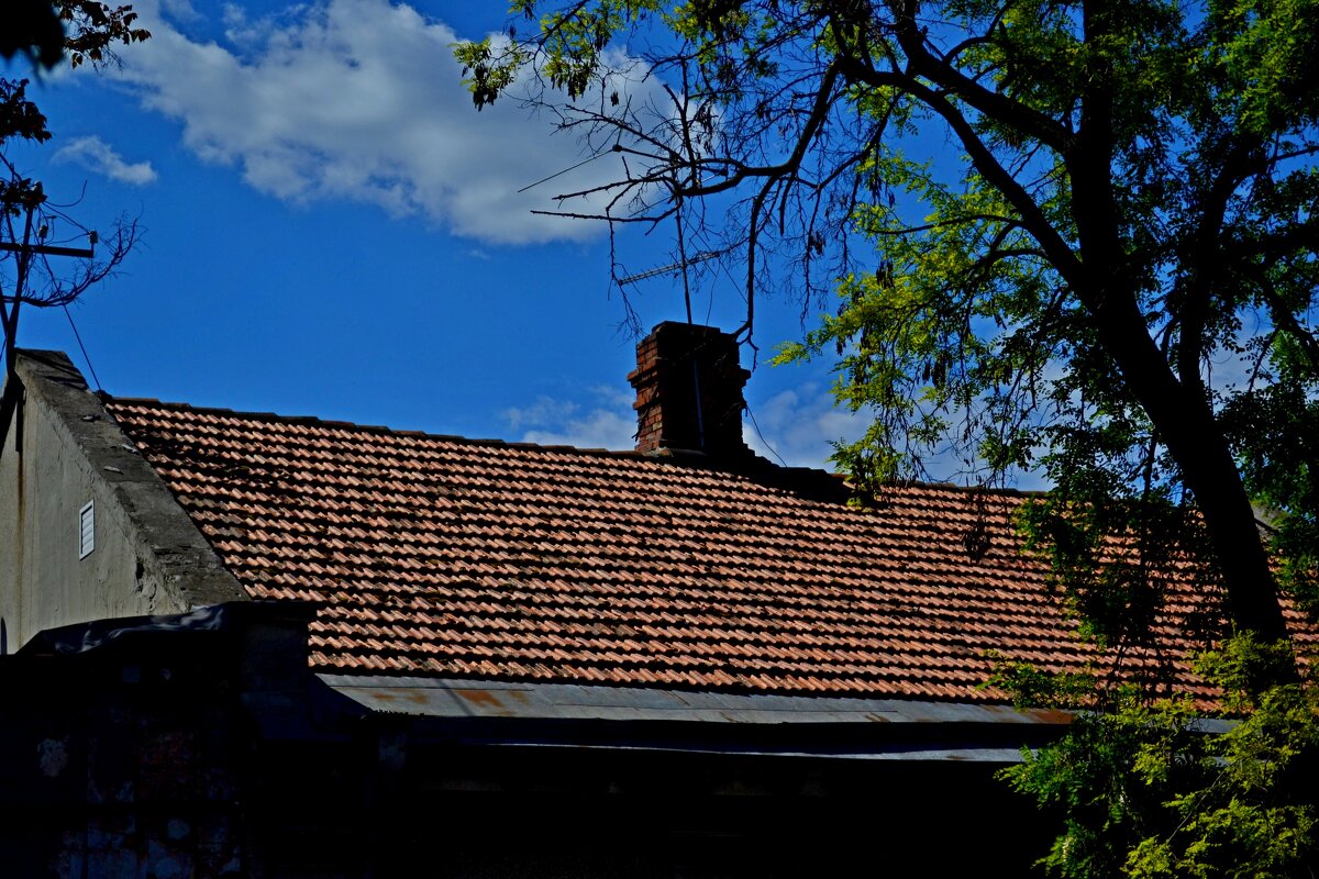 Черепичная крыша со старой трубой. - sokoban 