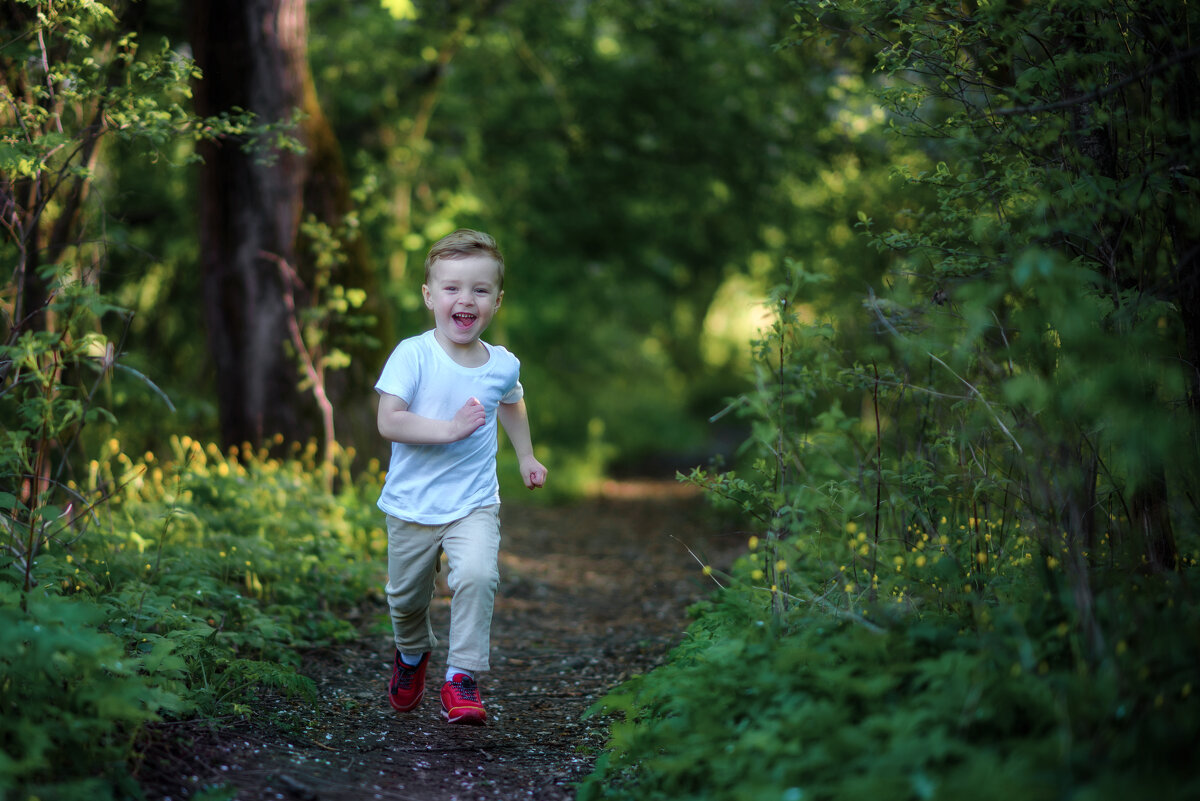 Ребенок в парке весело бежит - Дарья Дядькина