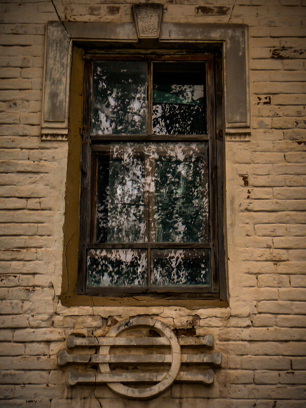 окно старого дома - павел бритшев 