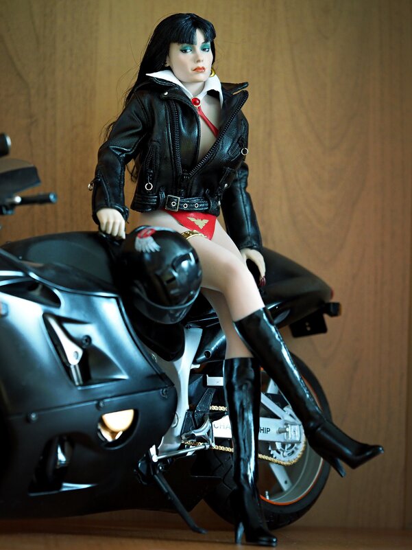 TBLeague 1/6 - Vampirella by Jose Gonzalez 50th Anniversary Edition. - Zeitgeist Owl