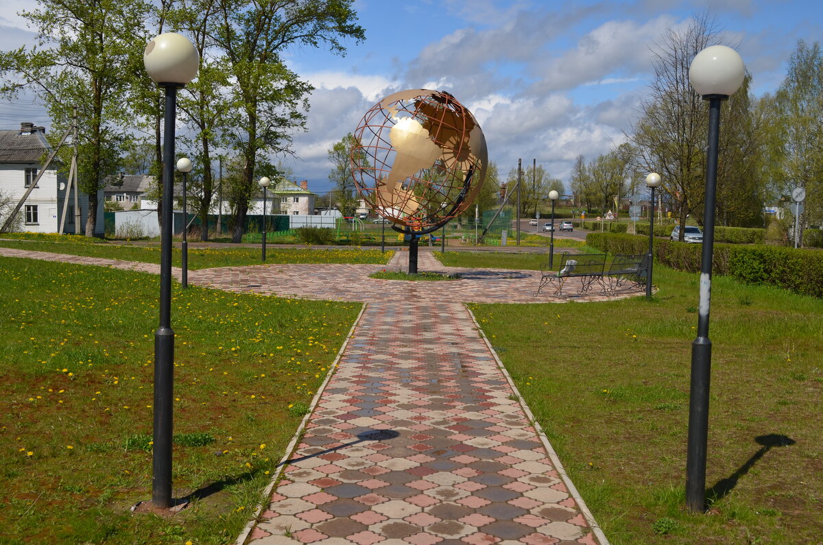 Город Западная Двина, глобус, май 2020... - Владимир Павлов