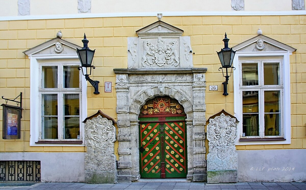 Портал и дверь Дома Черноголовых в Таллине, Эстония. - Liudmila LLF