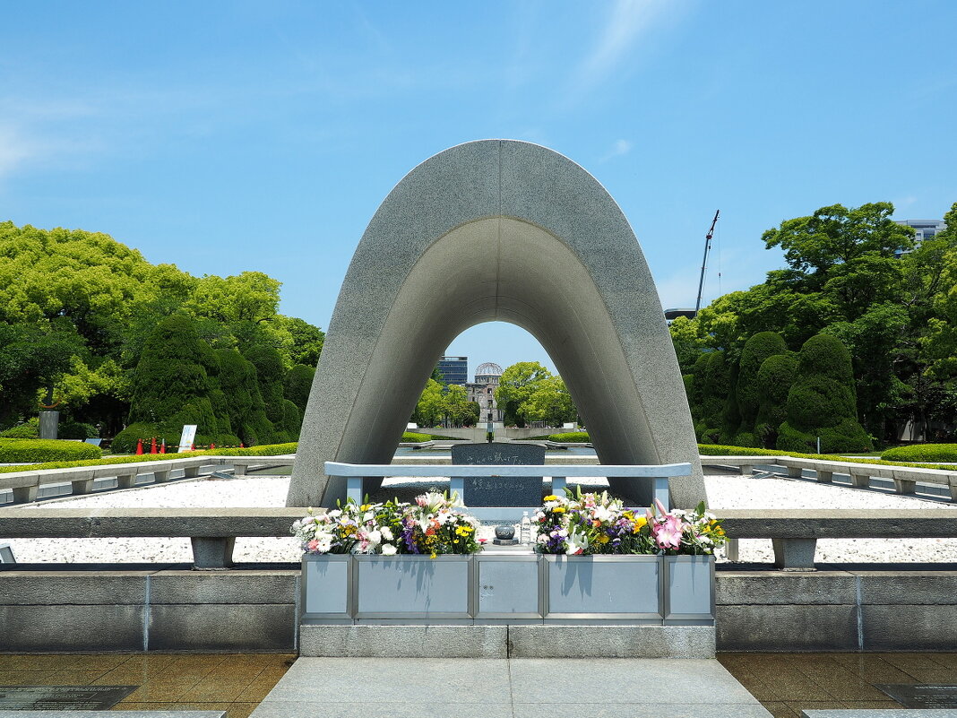 Япония  Хиросимa Мемориальный парк мира. Монумент "Пламя Мира" - wea *