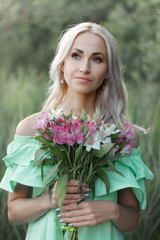 Портрет прекрасной девушки с букетом красивых цветов - Татьяна Савинова