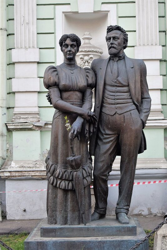 Скульптура "Миклухо-Маклай с женой". - Татьяна Помогалова