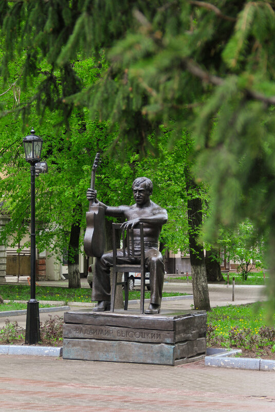 Памятник В. С. Высоцкому - Марина 