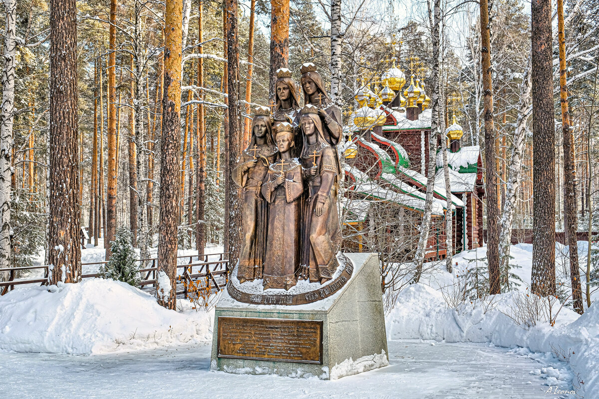 Памятник жене и дочерям последнего императора Российского на месте захоронения. - Александр Леонов