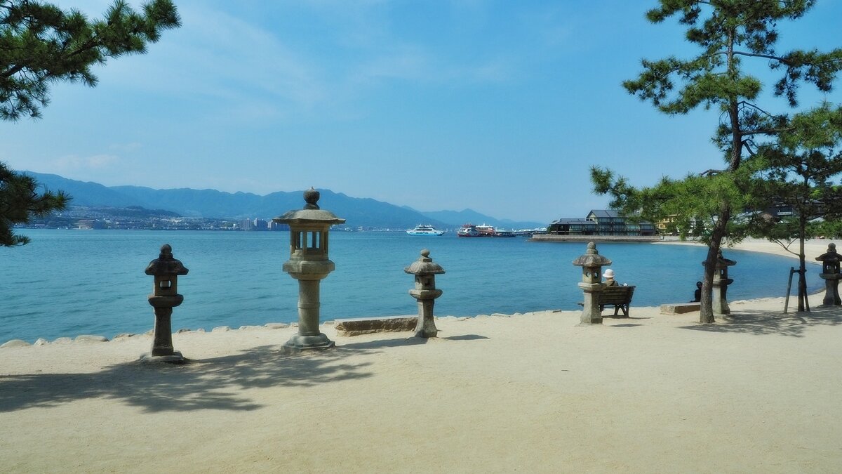 Каменные фонари Торо острова  Миядзима  Япония - wea *