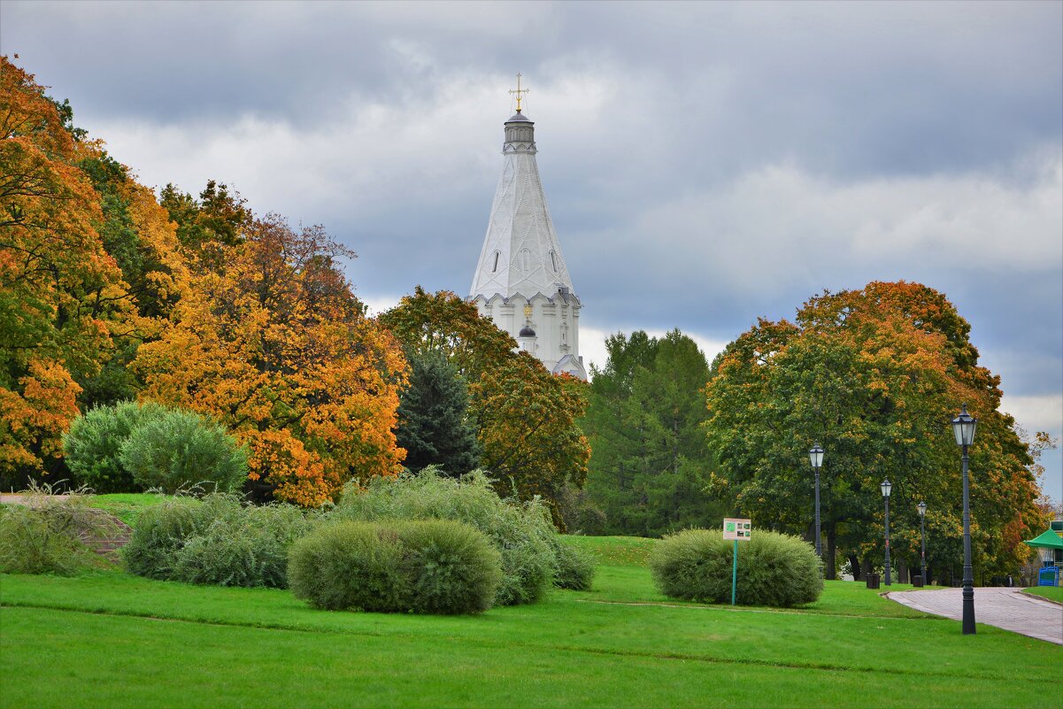 Коломенское Церковь осень