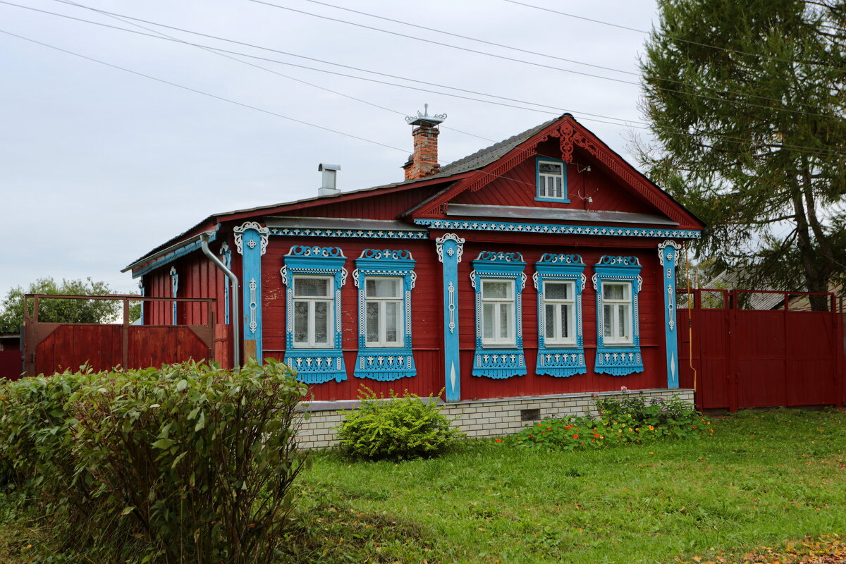 Дом с голубыми наличниками - Юрий Моченов