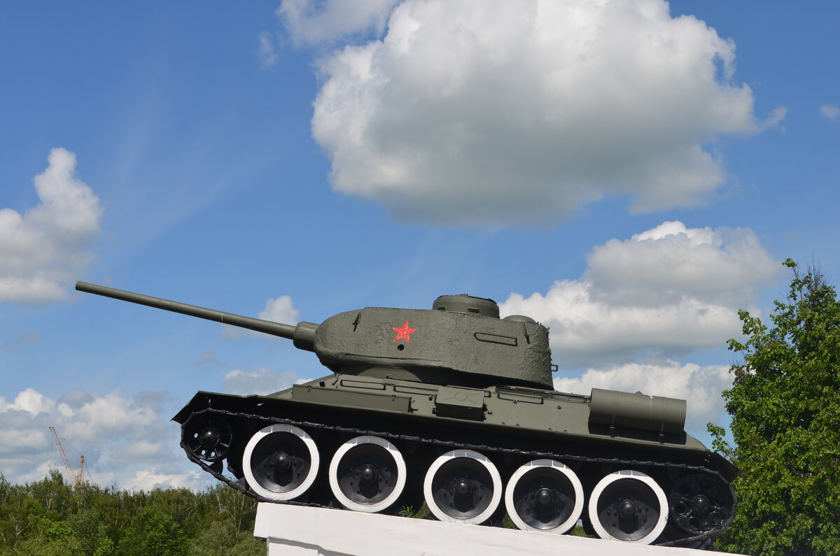 Великие Луки, 5 июня 2020, танк-памятник на Инженерном бастионе Великолукской крепости... - Владимир Павлов