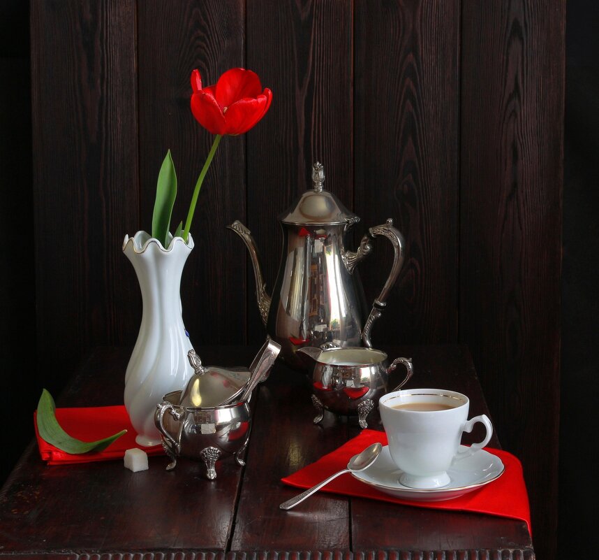 Кофе с молоком на красной салфетке - Наталья Казанцева