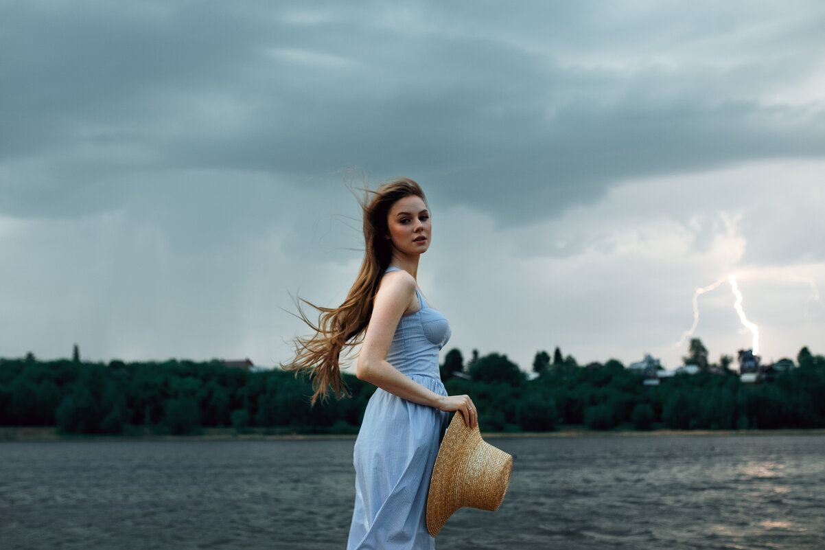 Портрет девушки в полосатом голубом платье на берегу реки во время дождя и сильной грозы с молнией - Lenar Abdrakhmanov