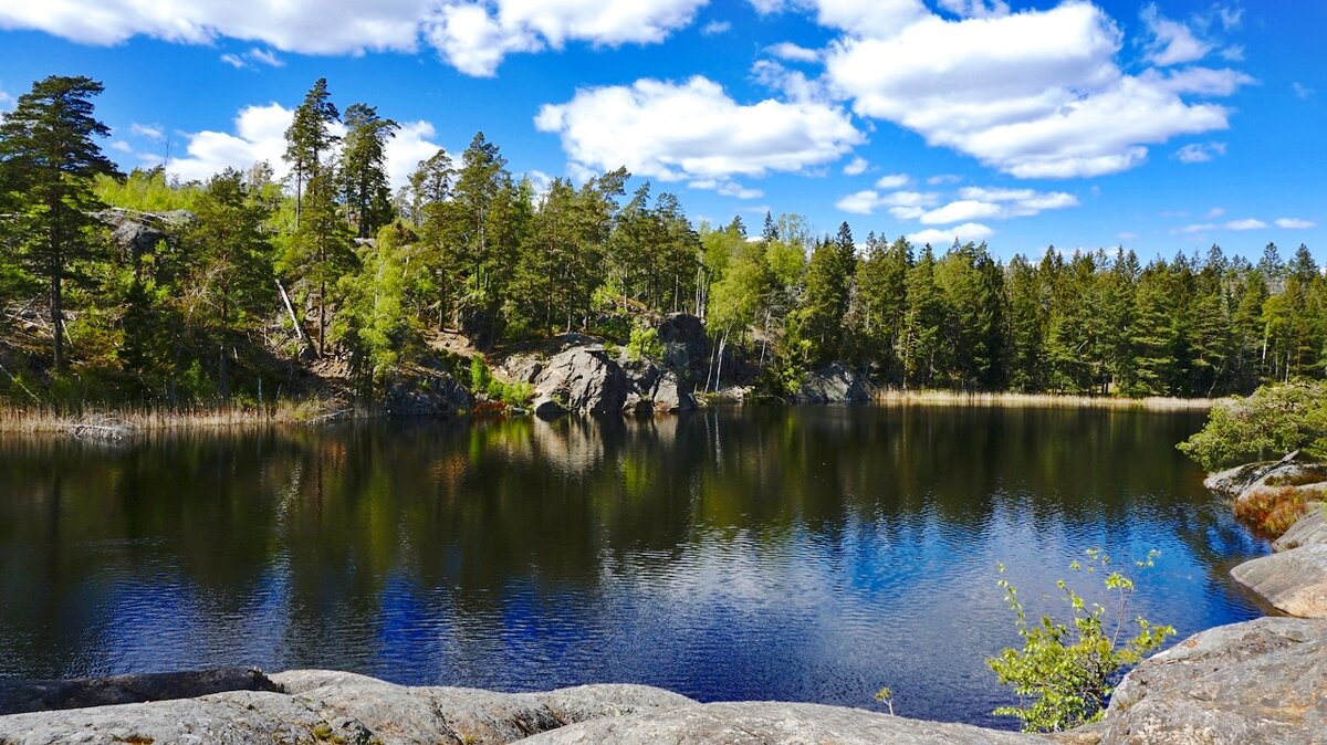 Швеция, озеро в обрамлении скал - wea *