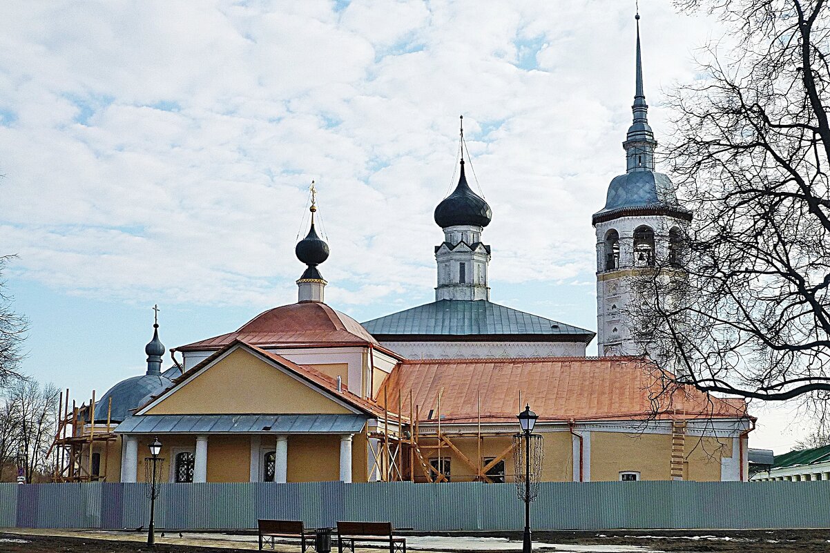 Казанская (на переднем плане) и Воскресенская с колокольней (на заднем плане) церкви в Суздале - Лидия Бусурина